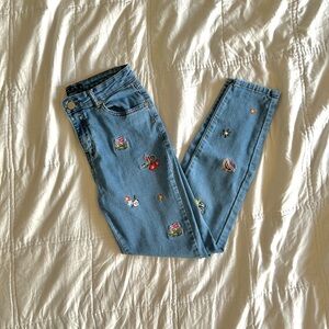 cute floral patchwork skinny jeans from romeo and juliet couture 🌻🌼🌺